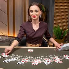 Live chat lets you interact with the dealer and other players Player chat interface and dealer interaction on live BandarQ table